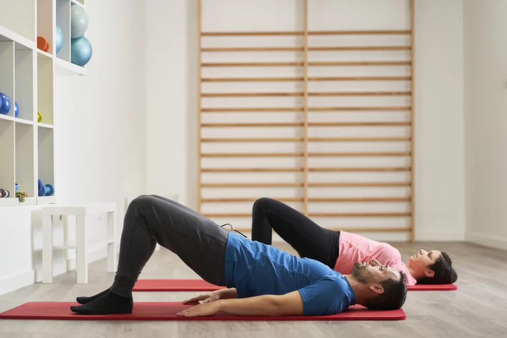 Ejercicios de Kegel: Contribuyen al fortalecimiento del suelo pélvico, beneficiando el control urinario.